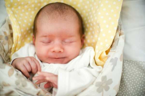 Sleep Sack Vs. Swaddling: Which Is Best For Your Baby? 1 Sleep sack vs. Swaddling